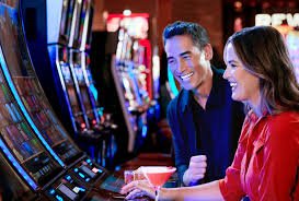 Pengguna mengoperasikan aplikasi live casino dengan tampilan interaktif dan mudah dipahami
